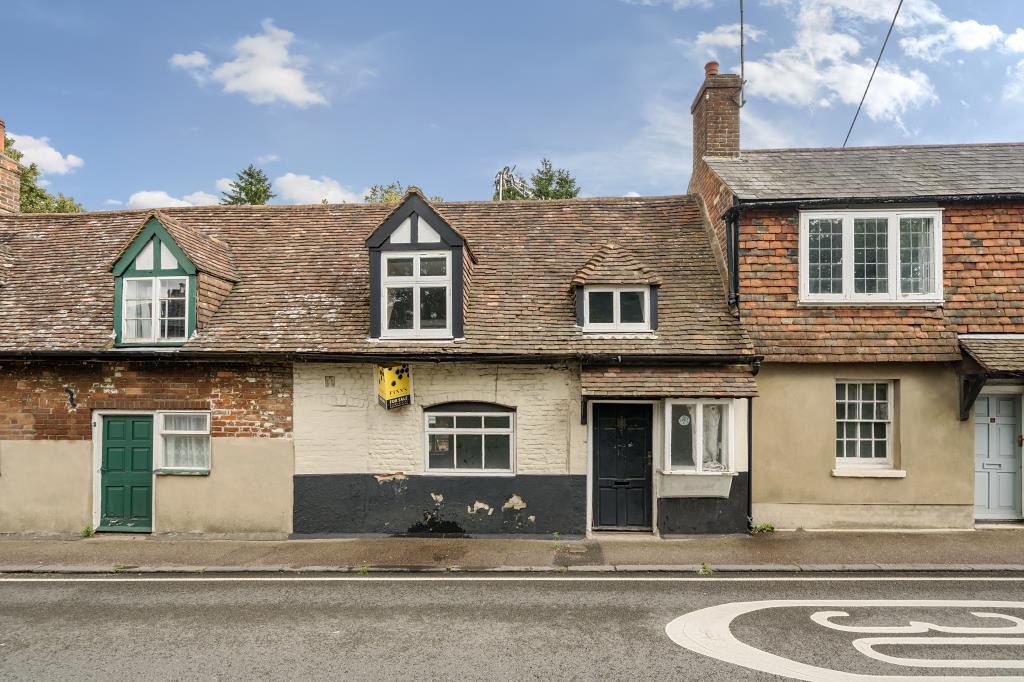 Lot: 32 - MID-TERRACED PROPERTY FOR REFURBISHMENT - Mid-terraced cottage